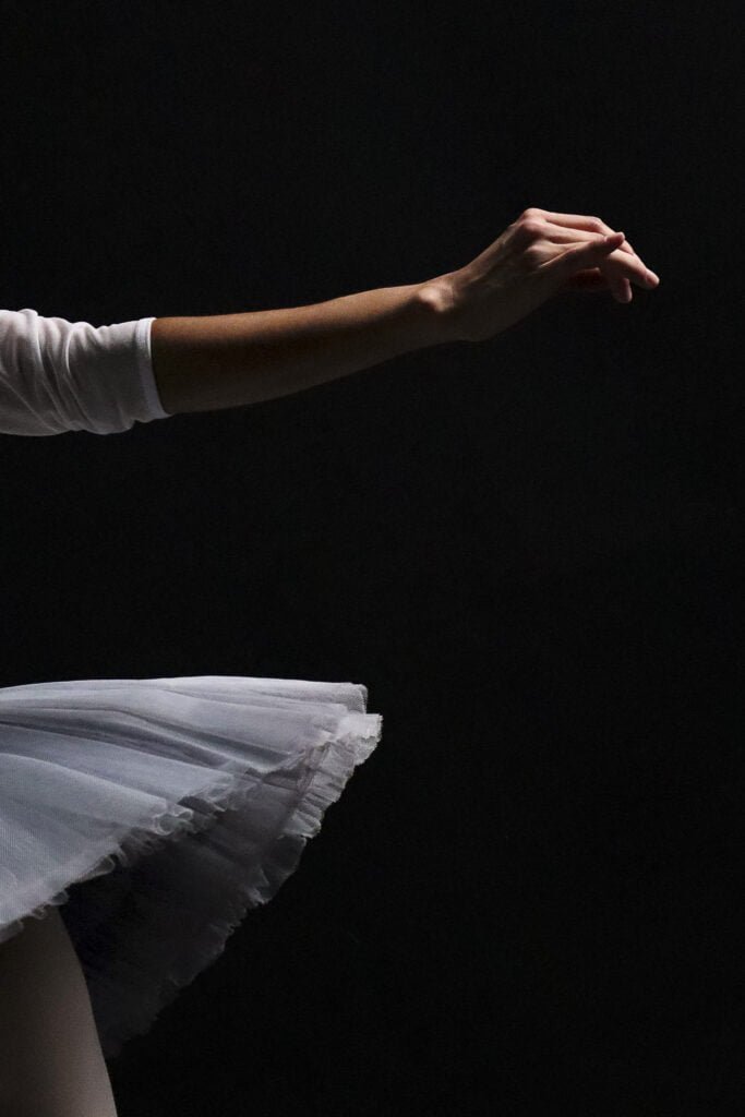 fotografia profesional de bailarina de ballet guatemalteca con pose de mano