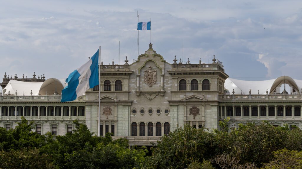 Fotografía de la fachada del Palacio Nacional de la Cultura por Nani Ardine, exhibida en la exposición Guatemala Atemporal, 2024