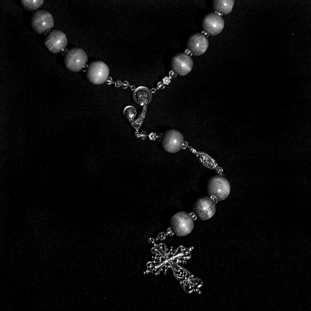 Rosario de madera en fondo negro nani MURB
