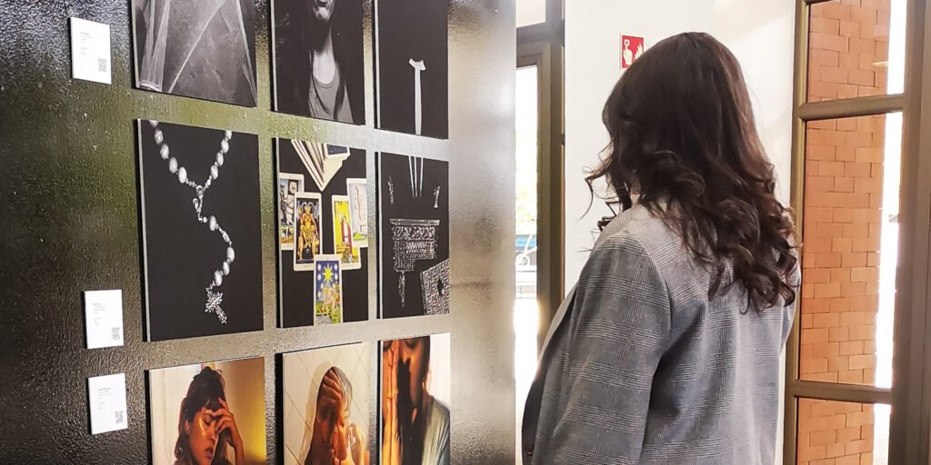 mujer viendo obra de arte de nani ardine en MURB